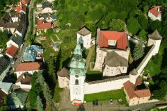 Vľavo Skautský dom, vpravo Starý zámok