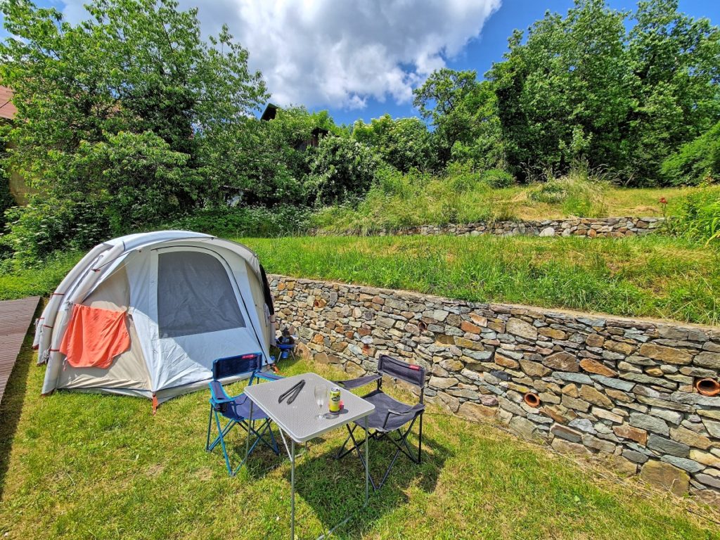Miesta pre stany na záhrade Skautského domu Stanovanie Skautský dom lacné ubytovanie Banská Štiavnica
